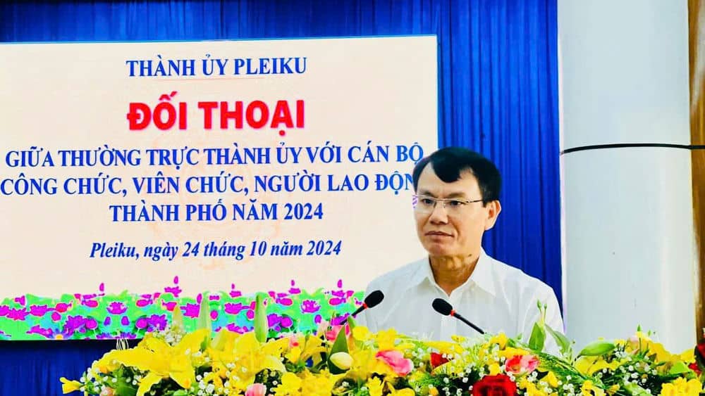Mr. Trinh Duy Thuan - Secretary of Pleiku City Party Committee responded to the recommendations of the trade union organization. Photo: Thanh Tuan
