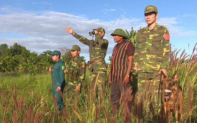Village elders and prestigious people, along with functional forces, maintain security and order in Dak Lak province. Photo: Bao Trung