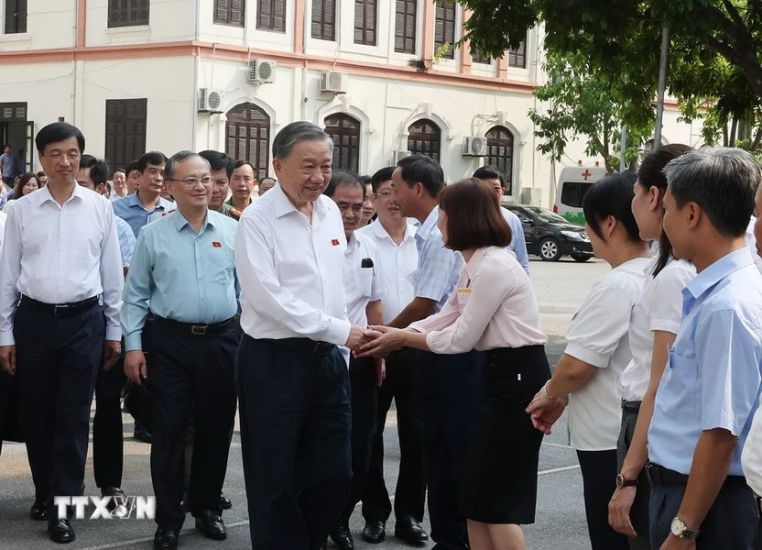 General Secretary To Lam with voters of Van Giang district, Hung Yen province. Photo: VNA