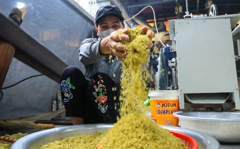 The process of making green rice flakes in Me Tri. Photo: Minh Dan