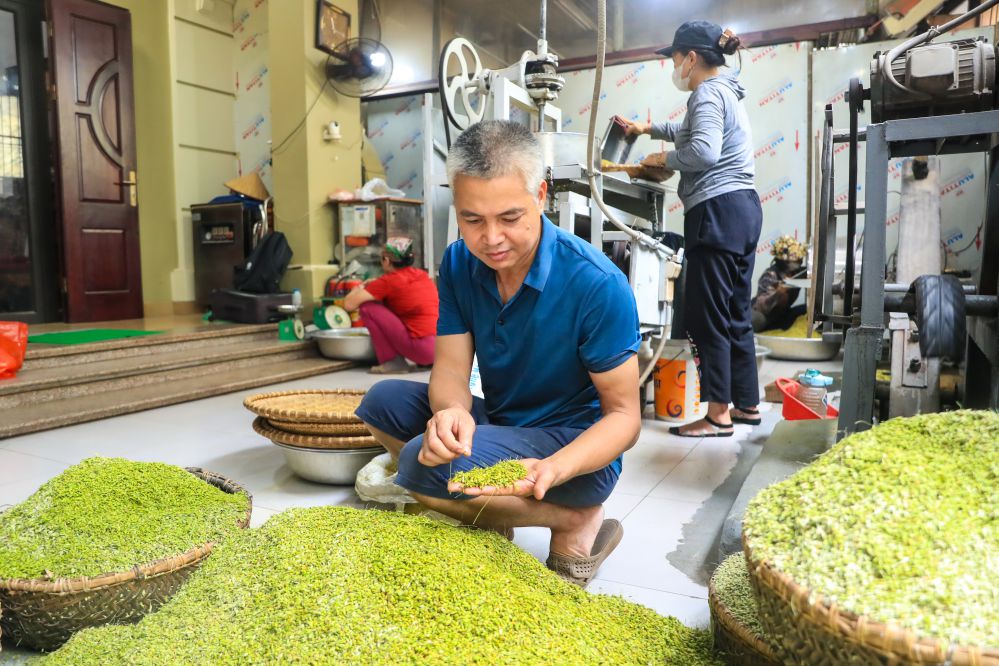 Ong Nguyen Thanh Khiem kiem tra lua truoc khi dua vao noi rang bang cui.  Anh: Minh Dan