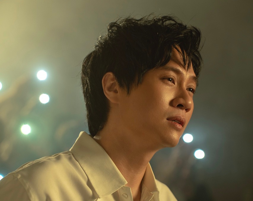 Vuong Anh Tu plays in his MV. Photo: Artist