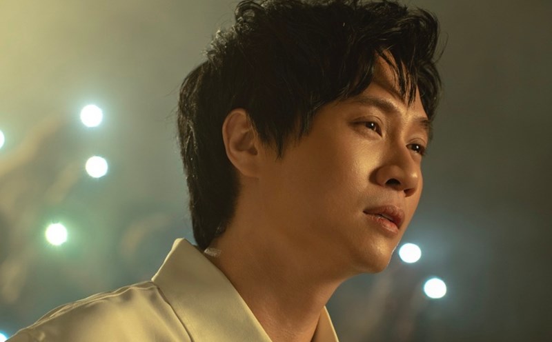 Vuong Anh Tu plays in his MV. Photo: Artist