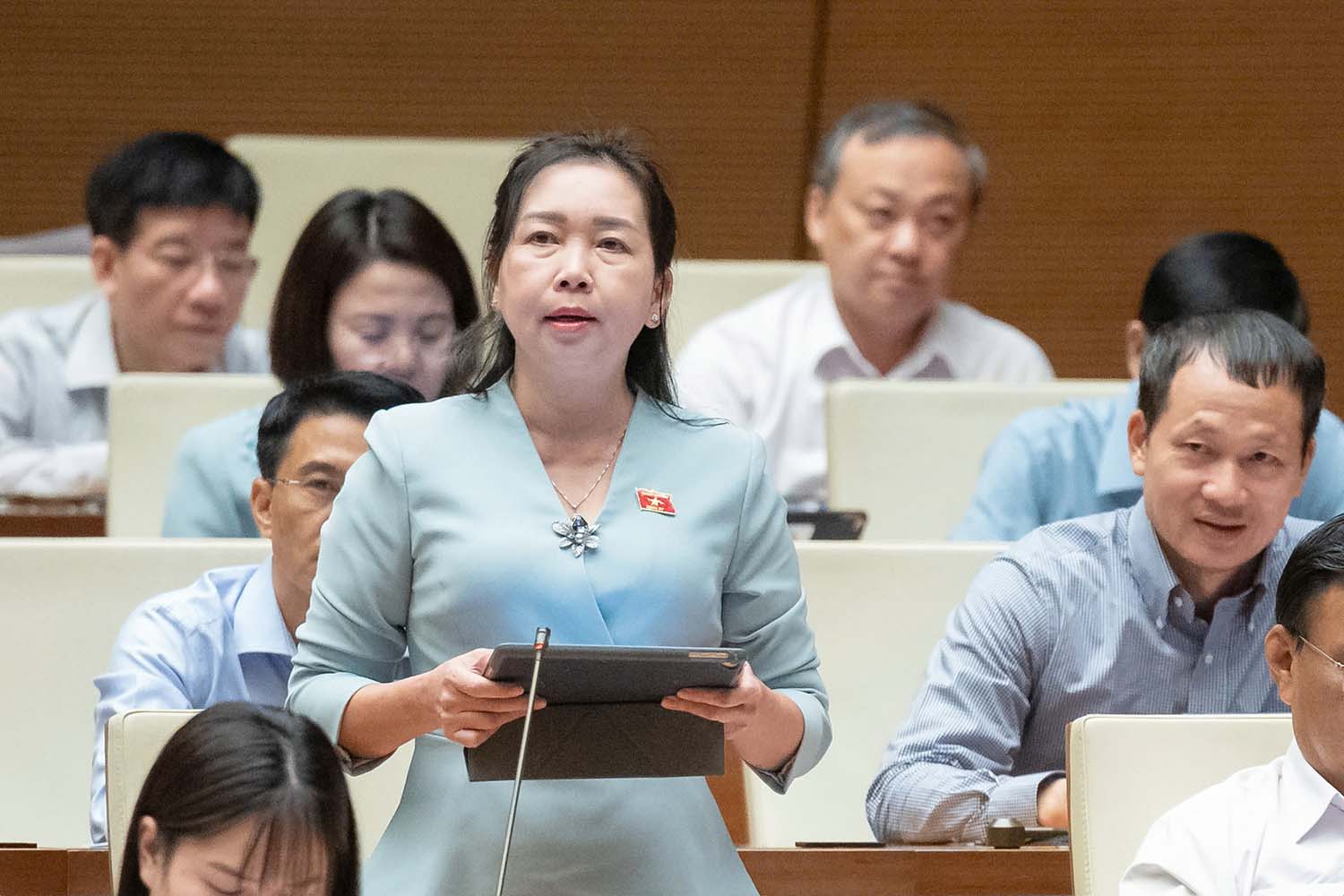 National Assembly delegate Ly Tiet Hanh said that careful research is needed to ensure consistency across the entire system, avoiding overlapping tasks and shirking responsibilities in planning. Photo: Quochoi.vn
