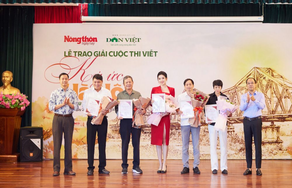 Runner-up Huyen My received the award with other authors at the contest. Photo: NVCC