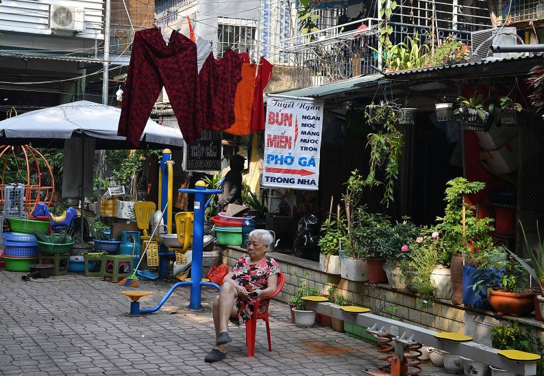 Thieu dien tich nha o, co ho dan phai phoi quan ao ngoai san choi chung.