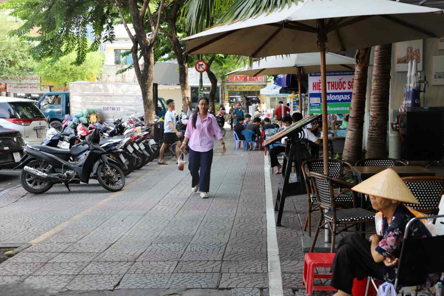 Sidewalk of Phan Boi Chau Street (District 1) is piloted for rent. Photo: Minh Quan