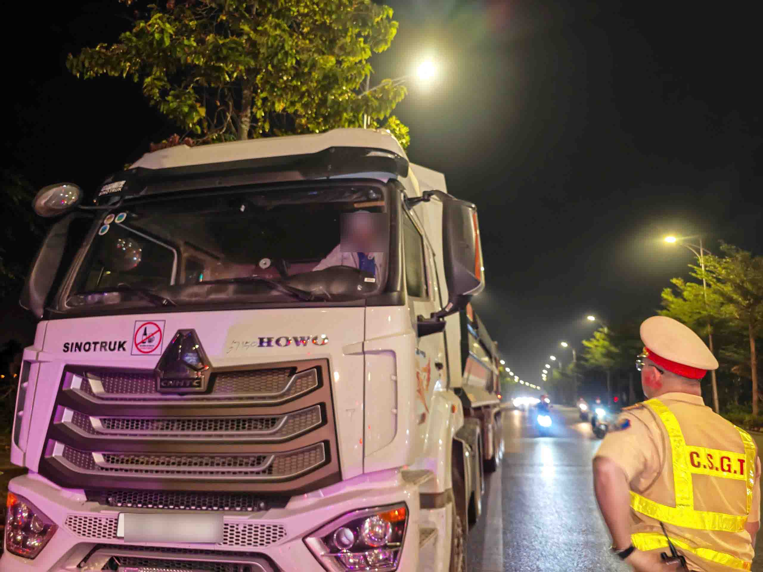 Running red lights as if no one was there, a series of drivers received fines