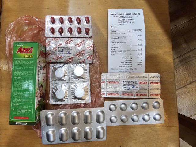 Medicines are sold online and delivered to people's homes. Photo: Quang Phu