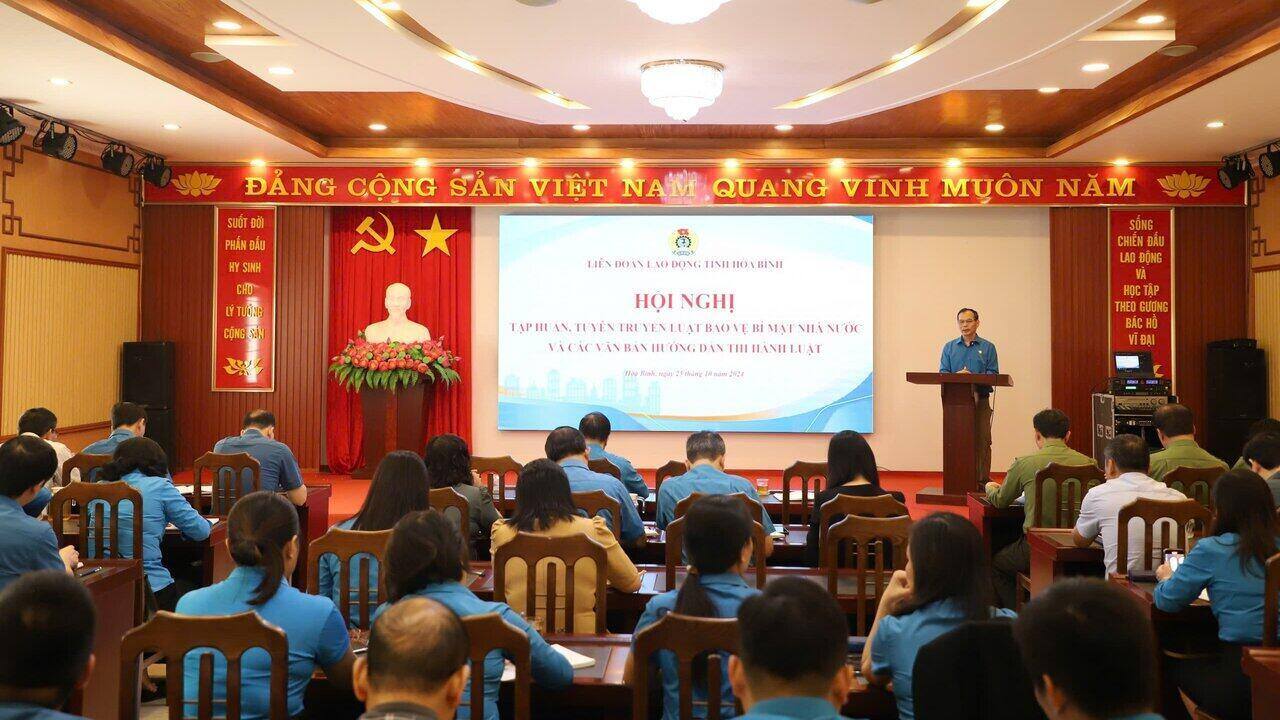 Hoa Binh Provincial Labor Federation thoroughly grasps the Law on Protection of State Secrets. Photo: Minh Nguyen