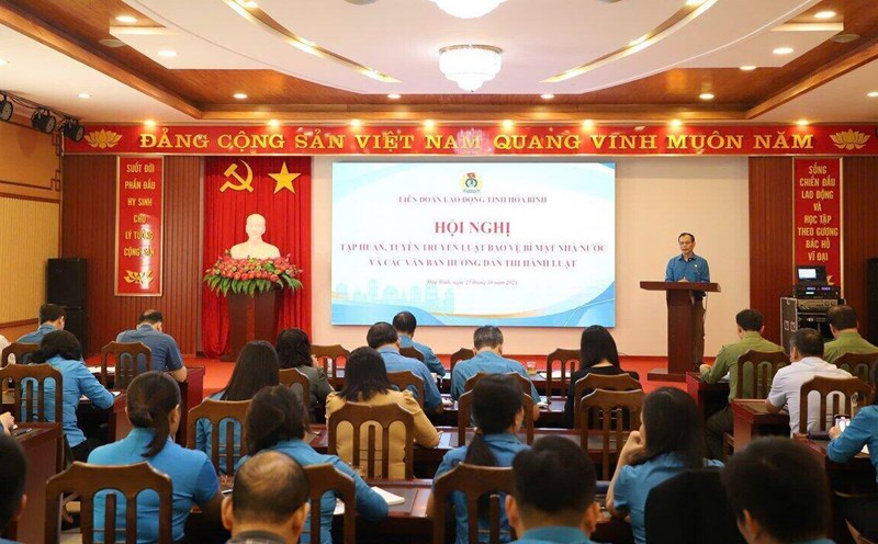 Hoa Binh Provincial Labor Federation thoroughly grasps the Law on Protection of State Secrets. Photo: Minh Nguyen