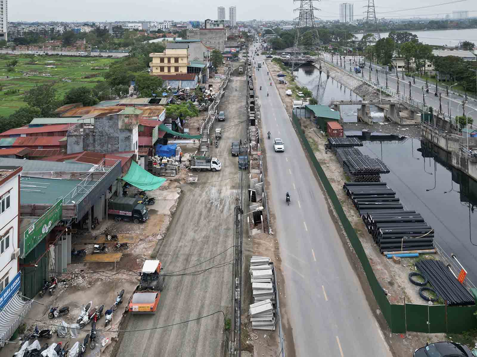 Theo ghi nhan cua Lao Dong ngay 29.10, nha thau dang dau trien khai thi cong mo rong duong Tam Trinh o nhung vi tri da co mat bang sach phia trai tuyen. Anh: Huu Chanh