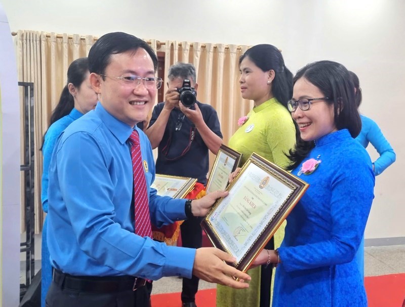 Mr. Phung Thai Quang - Vice President of Ho Chi Minh City Labor Federation (left cover) - awarded Certificates of Merit of Ho Chi Minh City Labor Federation to exemplary female union officials. Photo: Nam Duong