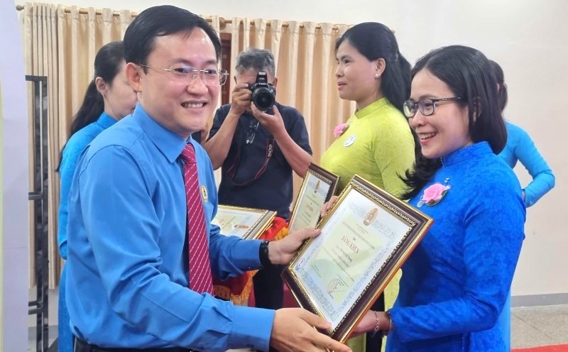 Mr. Phung Thai Quang - Vice President of Ho Chi Minh City Labor Federation (left cover) - awarded Certificates of Merit of Ho Chi Minh City Labor Federation to exemplary female union officials. Photo: Nam Duong