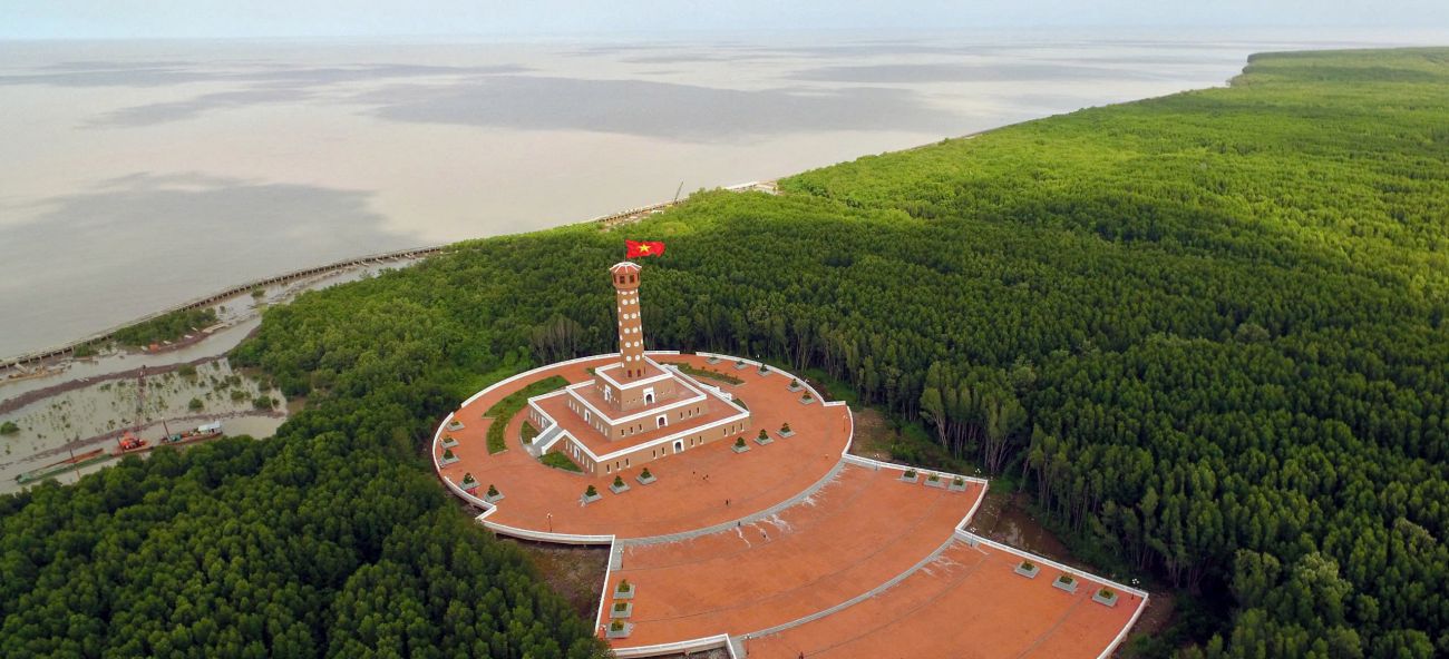 Hanoi Flag Tower at the southernmost point - Ca Mau Cape. Photo: Hai An
