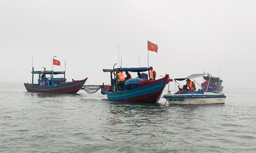 Lực lượng chức năng tỉnh Nghệ An kiểm tra tàu cá trên biển. Ảnh: Hải Đăng