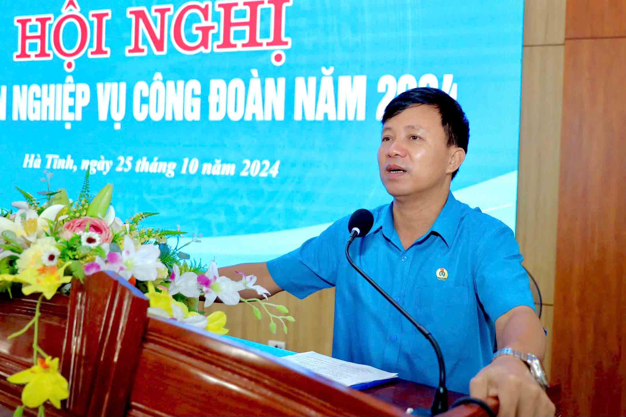 Mr. Nguyen Van Danh - Chairman of the Ha Tinh Provincial Labor Federation spoke at the training session on finance and union inspection. Photo: Mai Anh.