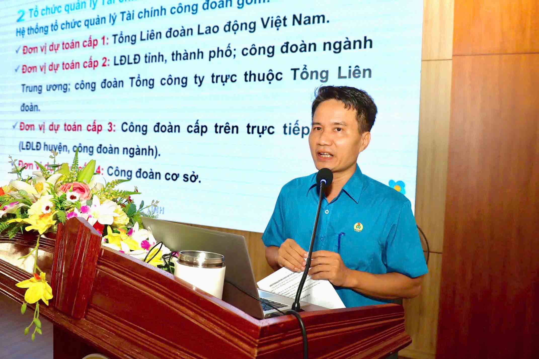 Ong Trinh Hong Giam - Truong Ban Tai chinh LDLD tinh Ha Tinh truyen dat chuyen de ve cong tac tai chinh cong doan. Anh: Mai Anh.