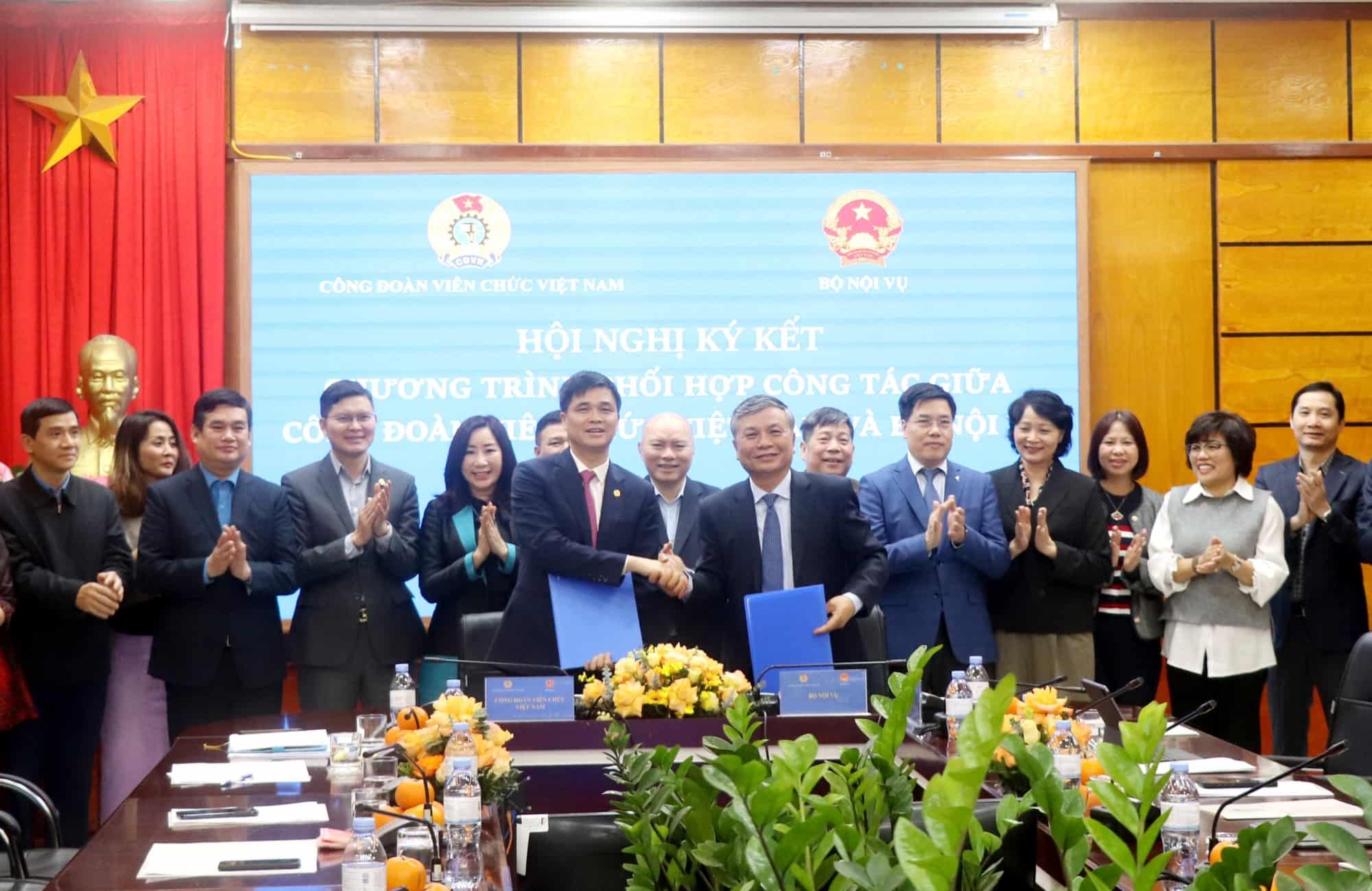 Mr. Ngo Duy Hieu - Vice President of the Vietnam General Confederation of Labor, President of the Vietnam Civil Servants' Trade Union (left photo) and Mr. Nguyen Trong Thua, Deputy Minister of Home Affairs, on behalf of the two agencies signed the annual work coordination plan in March 2024. Photo: Tien Dung.