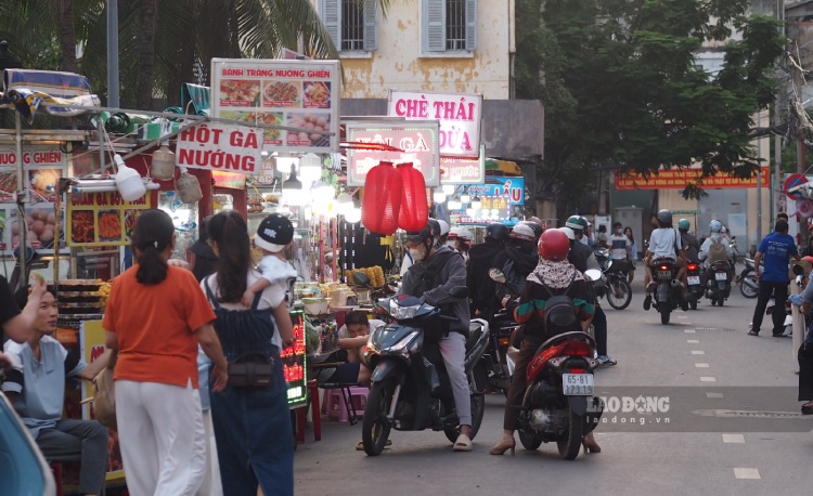 Pho hang rong hang tren duong Phan Chu Trinh - Phan Boi Chau (TP Can Tho) nhon nhip khach sau trieu cuong. Anh: Bich Ngoc.