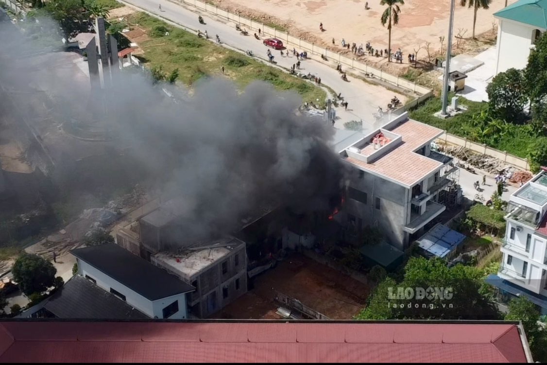 A major fire at a cosmetics warehouse in Thai Nguyen caused VND2 billion in damage. Photo: Viet Bac.