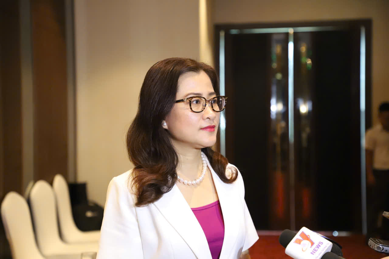 Ms. Tran Thi Trang - Director of Health Insurance Department, Ministry of Health answered about updating the list of health insurance drugs. Photo: Nguyen Nhien