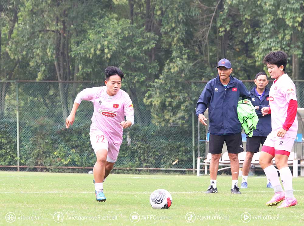 The Vietnamese women's team took to the field for practice on the morning of October 25 to prepare for the match against the Chinese team. Photo: VFF