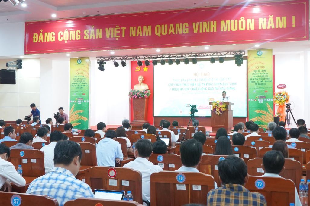 Quang canh hoi thao. Anh: Ta Quang