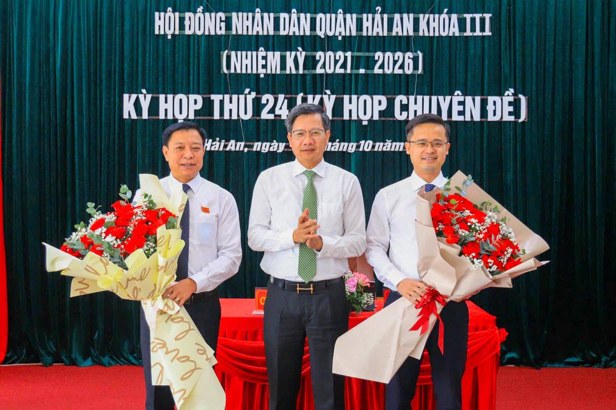 Standing Vice Chairman of the City People's Committee Le Anh Quan presented flowers to congratulate Mr. Hoang Hai Bang and Mr. Nguyen Anh Tuan. Photo: Hai Phong Portal