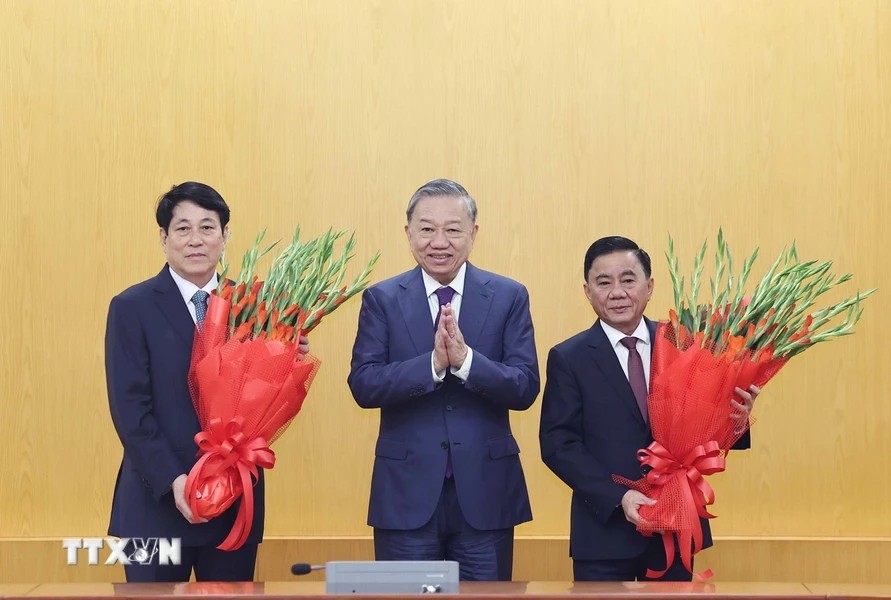 General Secretary To Lam presents flowers to Politburo member and President Luong Cuong and Mr. Tran Cam Tu, Politburo member, Standing member of the Secretariat, Chairman of the Central Inspection Committee. Photo: VNA