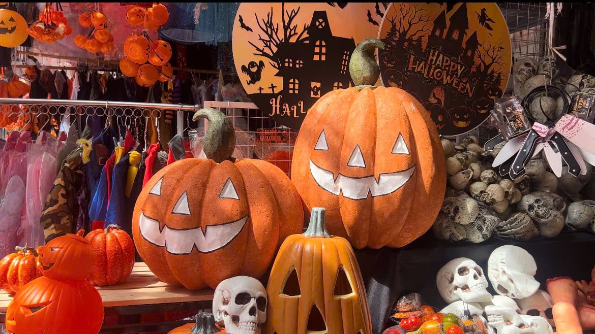 Colorful Halloween on Hang Ma Street. Photo: Hai Ly