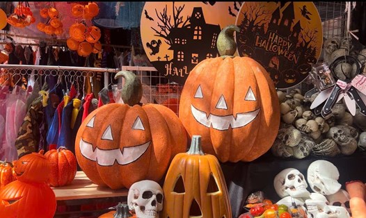 Rực rỡ sắc màu dịp lễ Halloween tại phố Hàng Mã. Ảnh: Hải Ly