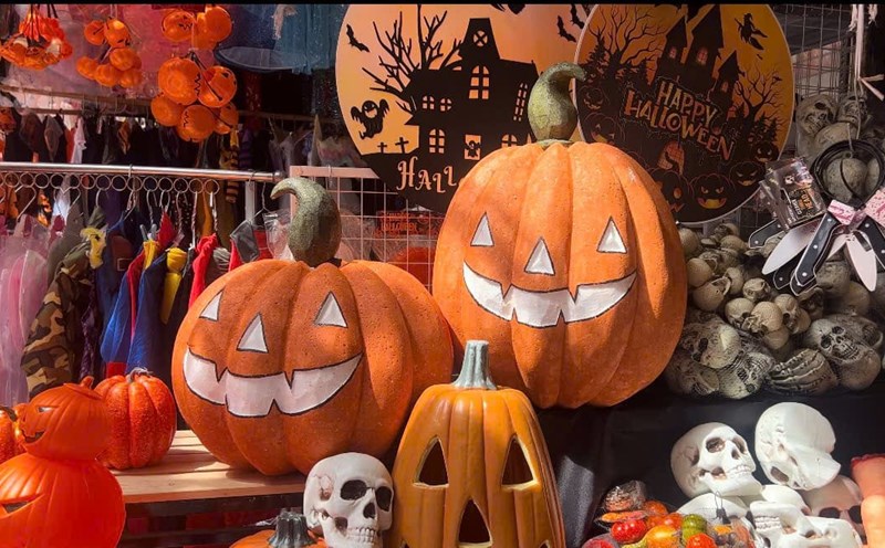 Colorful Halloween on Hang Ma Street. Photo: Hai Ly