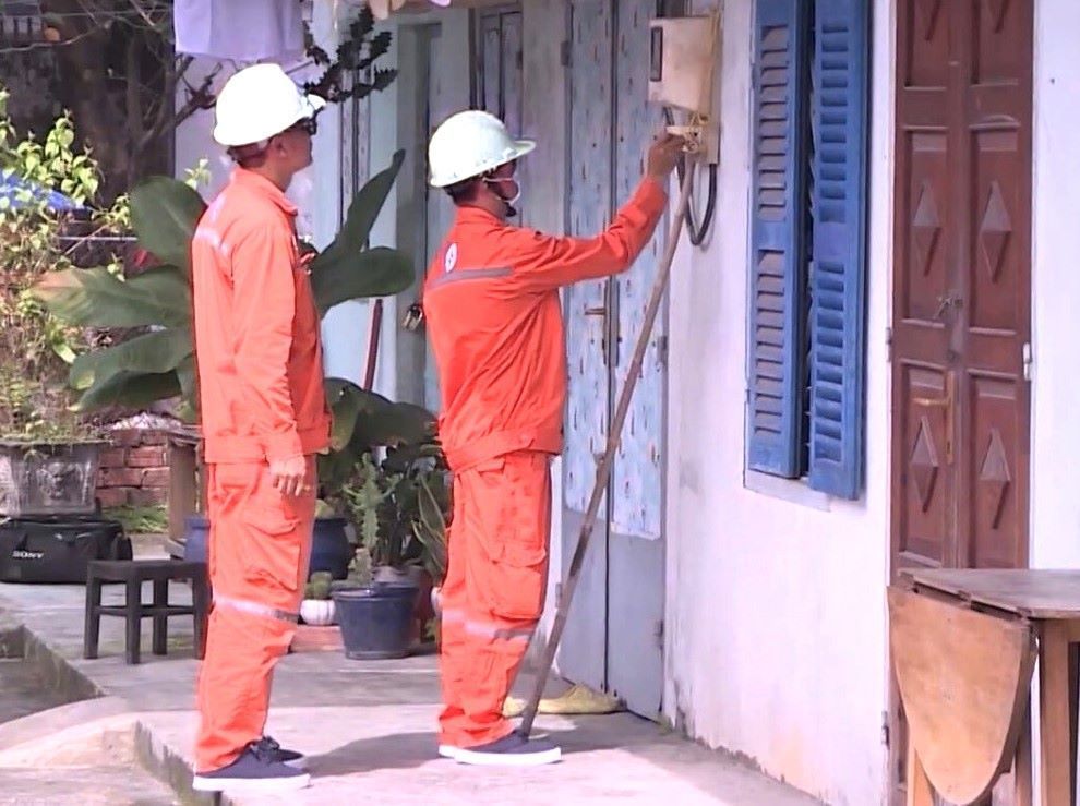 EVNSPC staff actively propagate and guide landlords to properly implement regulations on how to calculate electricity bills for tenants. Photo: Provided by EVNSPC