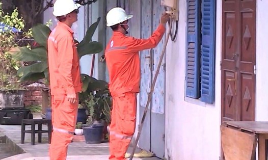 Nhân viên EVNSPC tích cực tuyên truyền, hướng dẫn chủ nhà trọ thực hiện đúng quy định về cách tính tiền điện của người thuê nhà. Ảnh: EVNSPC cung cấp