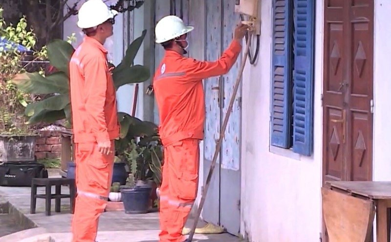 EVNSPC staff actively propagate and guide landlords to properly implement regulations on how to calculate electricity bills for tenants. Photo: Provided by EVNSPC