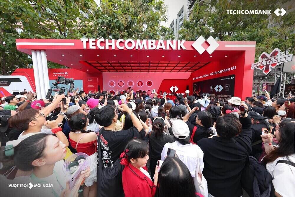 Khan gia co trai nghiem bat ngo va nao nhiet tai booth Techcombank. Ảnh: Techcombank