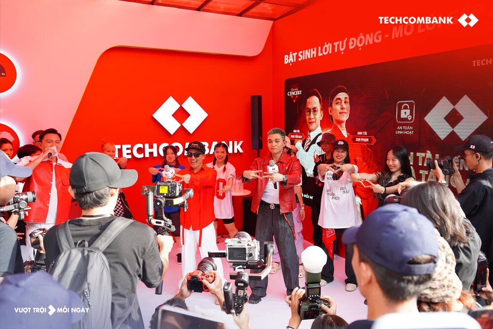 Khan gia phan khich khi co co hoi giao luu cung than tuong tai booth cua Techcombank.  Ảnh: Techcombank