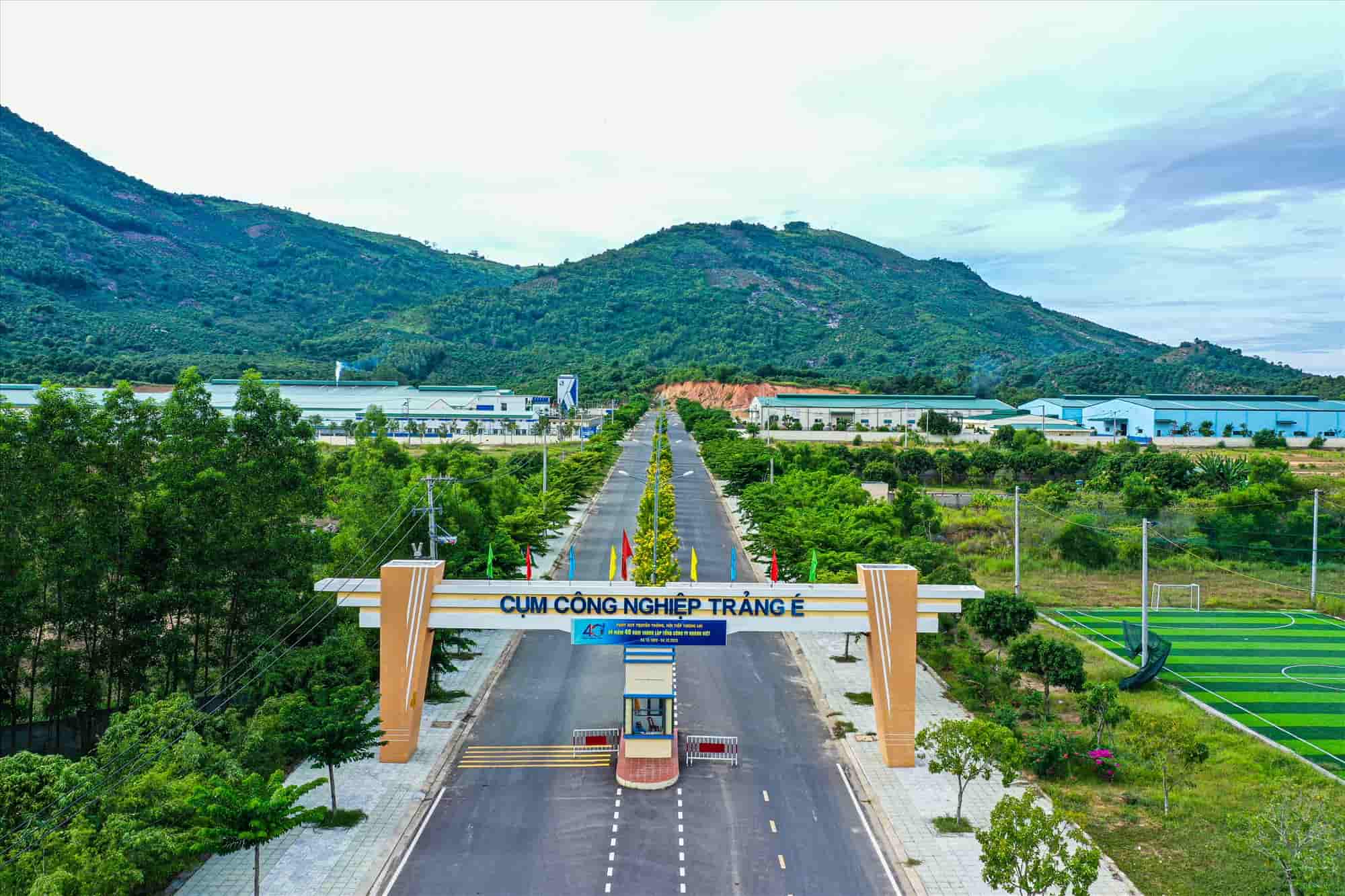 Investors in Khanh Hoa propose to remove difficulties in the process of building industrial clusters. Photo: Kieu Huong
