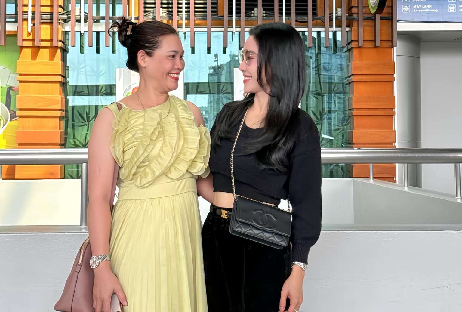 Que Anh's mother and Mrs. Pham Kim Dung went to Thailand to cheer for Que Anh. Photo: Artist