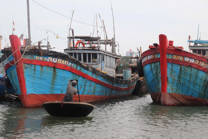 Fishermen in the Da Nang sea area have urgently anchored their boats at Tho Quang fishing port and prepared plans to fight storm No. 6 Tra Mi. Photo: Nguyen Linh