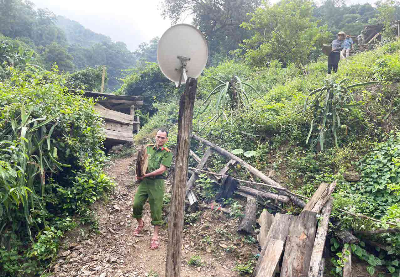 Authorities assisted 5 households in moving to a safe location. Photo: Ky Son District Police