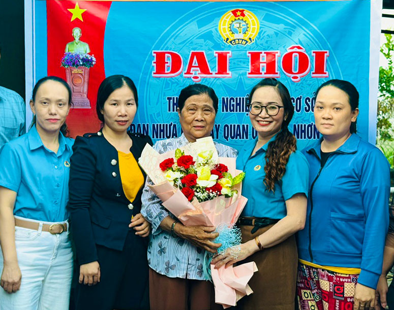 Launching the Executive Board of Quan Quang Grassroots Union. Photo: An Nhon Town Labor Federation.