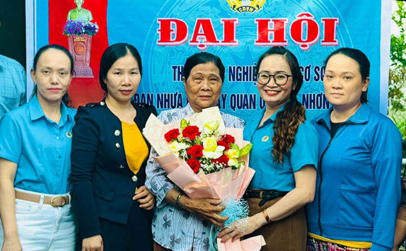 Launching the Executive Board of Quan Quang Grassroots Union. Photo: An Nhon Town Labor Federation.