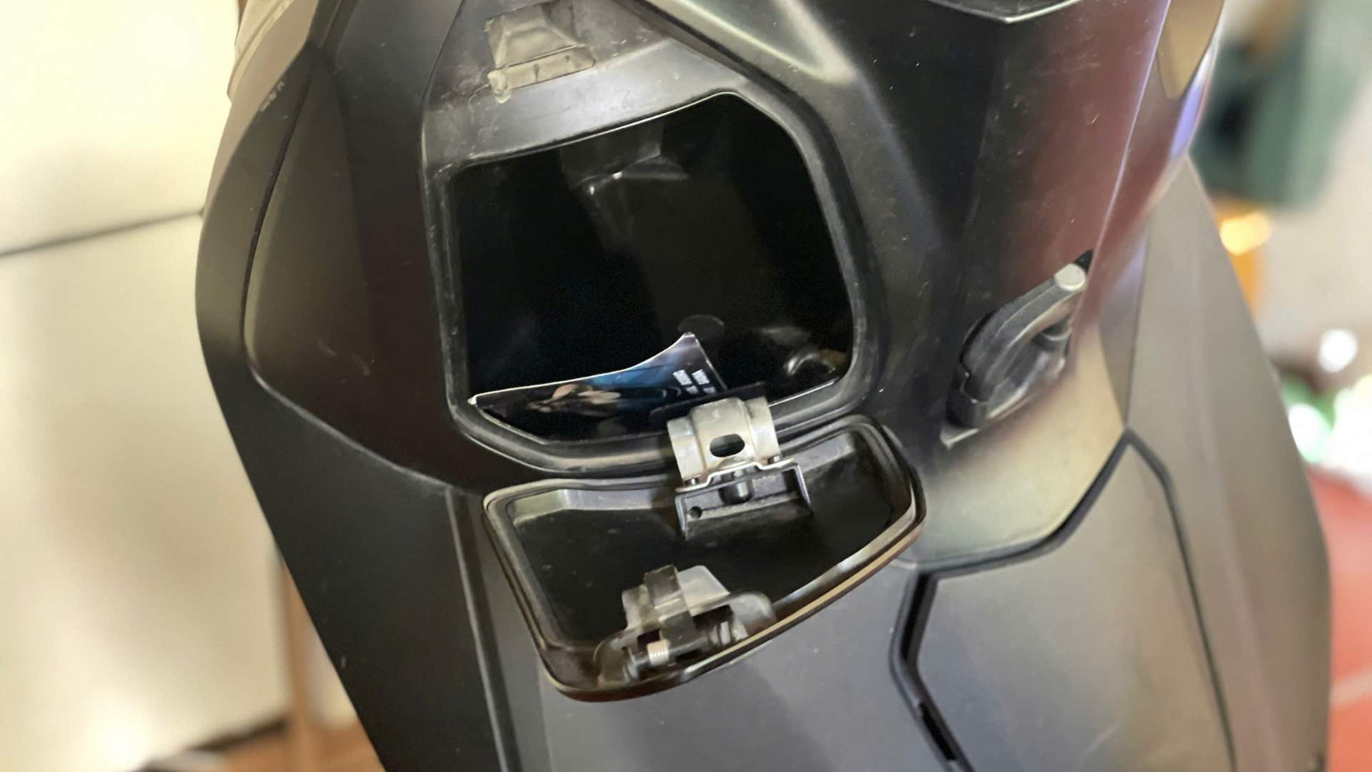 Users should avoid a few mistakes to use scooter storage compartments effectively. Photo: Ngoc Diep