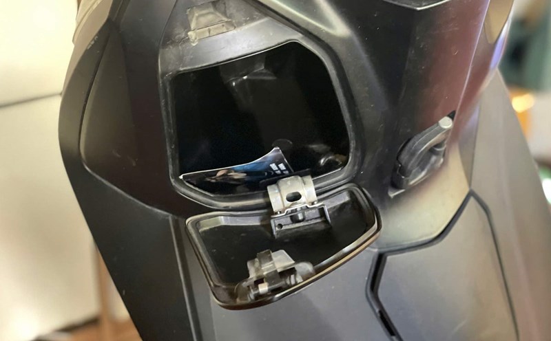 Users should avoid a few mistakes to use scooter storage compartments effectively. Photo: Ngoc Diep