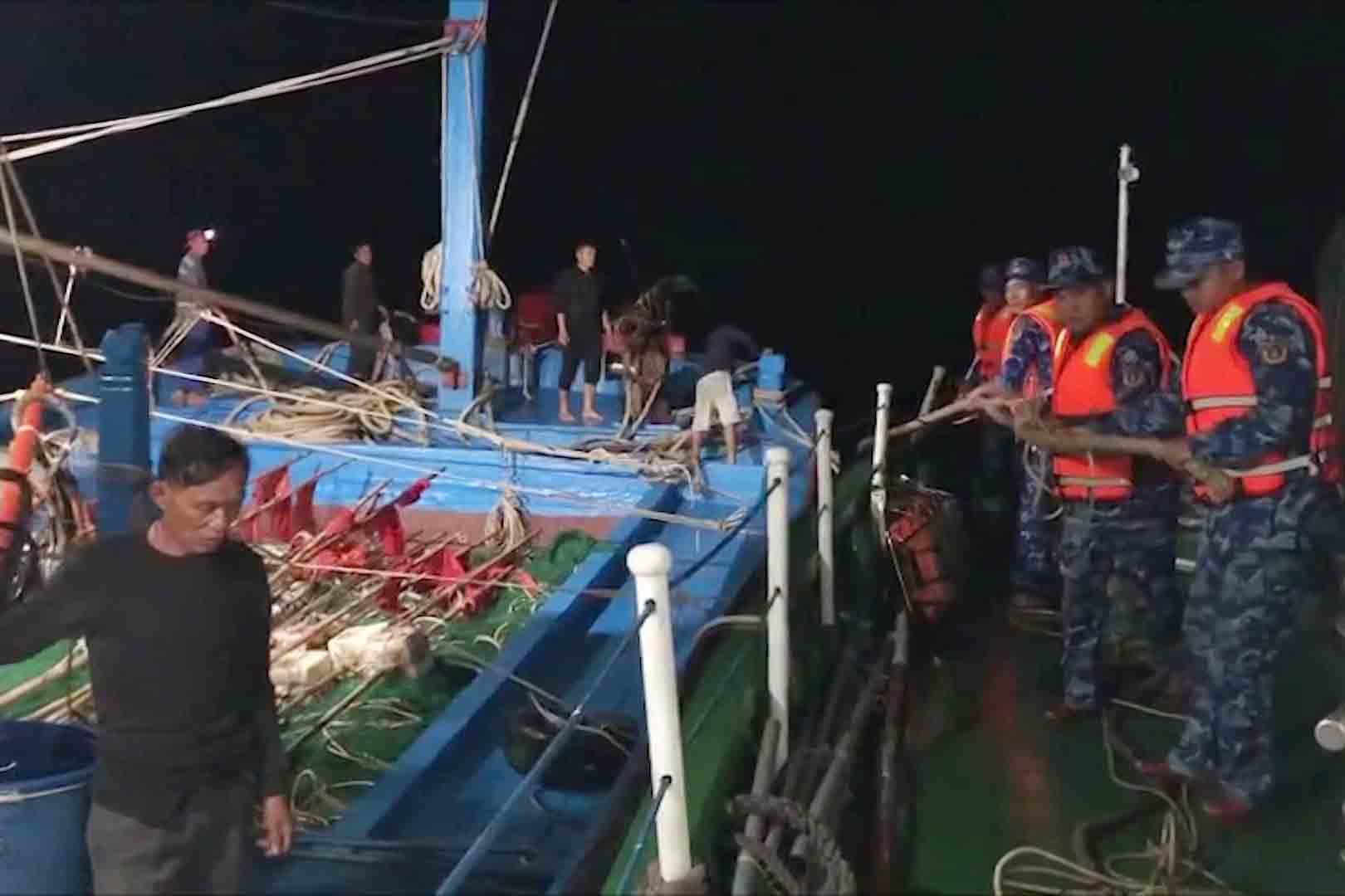 The Coast Guard approached to rescue and tow a fishing boat in distress with a dead fisherman to shore. Photo: Quang Tuan.