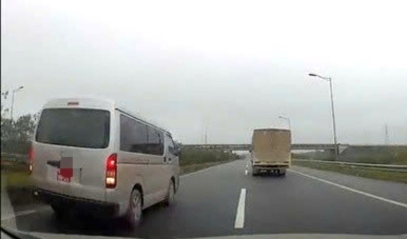 Hồ sơ kiểm định lần đầu với xe do Bộ Quốc Phòng quản lý đối với xe cơ giới, xe máy chuyên dùng gồm có:  Công văn hoặc giấy giới thiệu đề nghị kiểm định do chỉ huy cơ quan, đơn vị cấp trung đoàn hoặc tương đương trở lên ký tên, đóng dấu theo quy định. Ảnh: Thế Kỷ