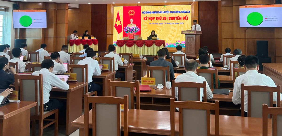Delegates vote to pass Resolutions at the meeting. Photo: People's Committee of An Duong district, Hai Phong