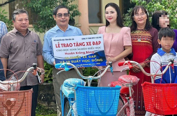 Dak Lak Province's Association for Promotion of Education in collaboration with businesses donated bicycles to disadvantaged students in Krong Bong District. Photo: Bao Trung